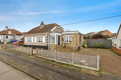 3 bed property, in Rectory Gardens, £450,000