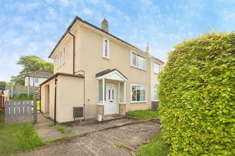 2 bed property, in Raynel Way, £200,000