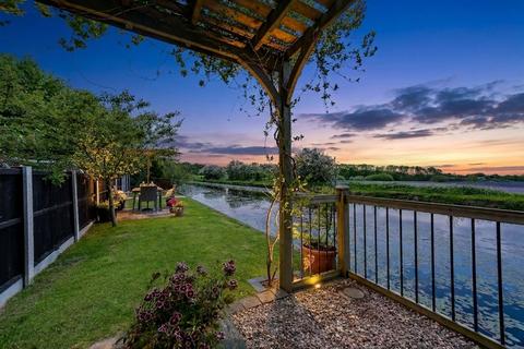 5 bed property, in Willow Hey, £750,000