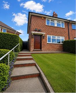 2 bed property, in Pinner Grove, £190,000
