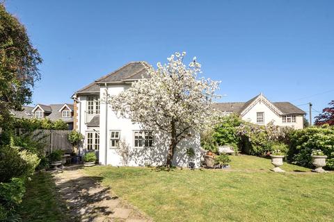 5 bed property, in Portsmouth Road, £1,195,000