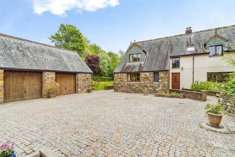 4 bed property, in Trevigro, £600,000
