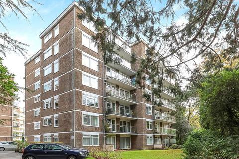3 bed property, in Flat 3 Pine Park Mansions, £190,000