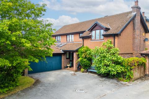 4 bed property, in Ashgrove Court, £475,000