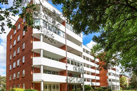 2 bed property, in Flat 8 Auburn Mansions, £150,000
