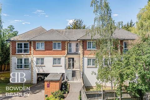 2 bed property, in Ash Way, £375,000