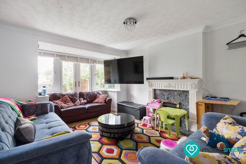 4 bed property, in Standish Gardens, £325,000