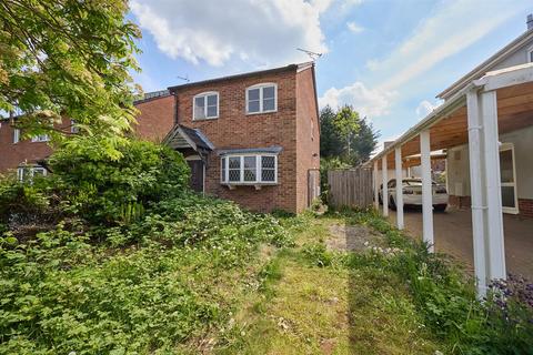 3 bed property, in The Drive, £200,000