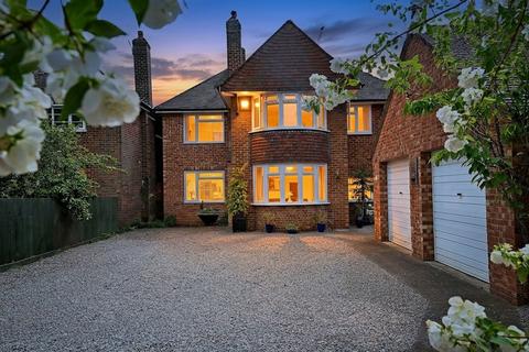 5 bed property, in Barrowby Road, £538,000
