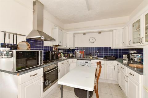 1 bed property, in Queens Gardens, £130,000