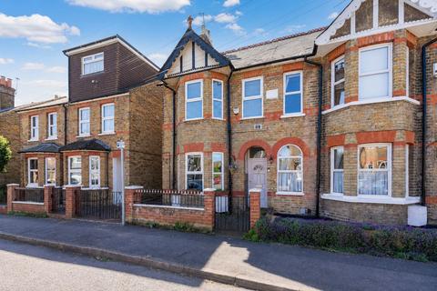 5 bed property, in Elmhurst Road, £600,000