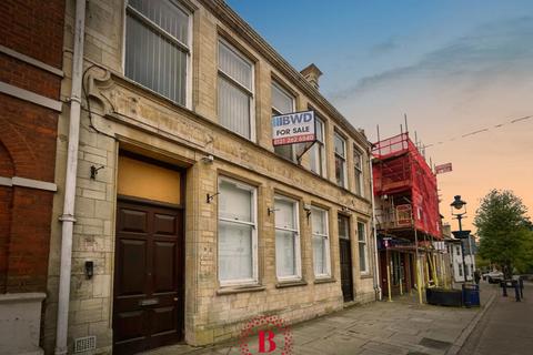 3 bed property, in High Street, £135,000