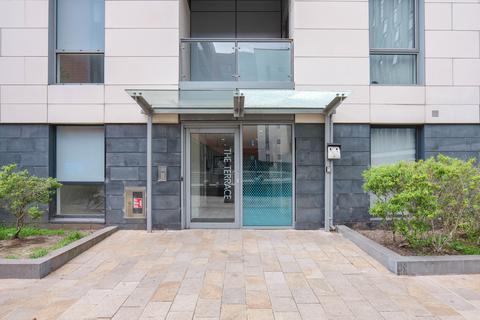 1 bed property, in Plaza Boulevard, £62,000
