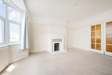 3 bed property, in Frognal Court, £525,000