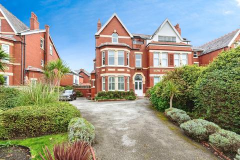 1 bed property, in Clifton Drive South, £104,995