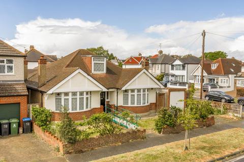 4 bed property, in Oakleigh Avenue, £785,000