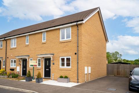 2 bed property, in Grafton End, £400,000
