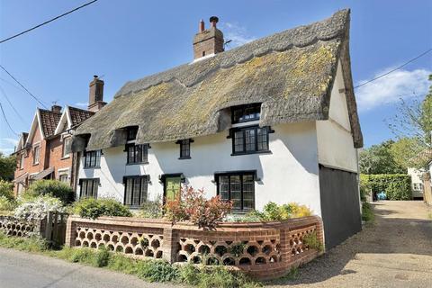 3 bed property, in Cross Street, £495,000
