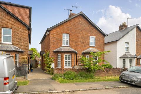 3 bed property, in Almond Road, £485,000