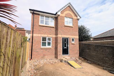 2 bed property, in Moorgreen Road, £300,000
