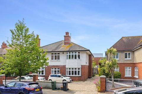 4 bed property, in Pembroke Gardens, £850,000