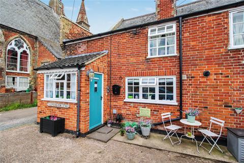 2 bed property, in High Street, £180,000