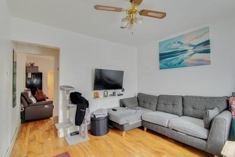 2 bed property, in Bensham Lane, £350,000