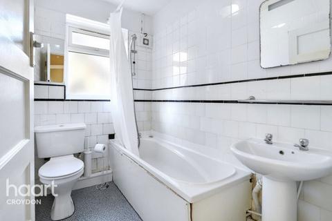 2 bed property, in Brighton Road, £280,000