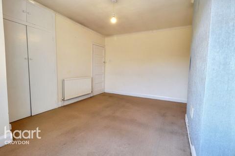 2 bed property, in Brighton Road, £250,000