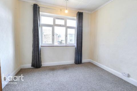 2 bed property, in Brighton Road, £250,000
