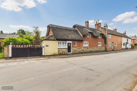 5 bed property, in Brook Street, £750,000
