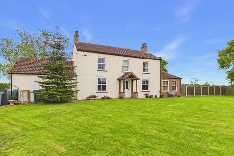 4 bed property, in Main Street, £525,000