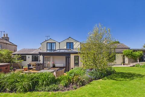 4 bed property, in The Rosary, £500,000