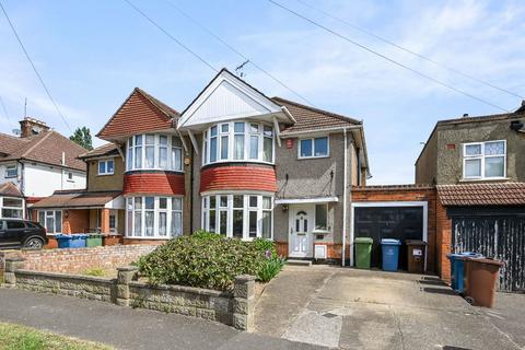3 bed property, in Manor Way, £725,000