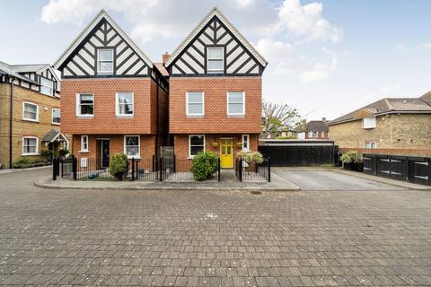 4 bed property, in Tidewell Mews, £500,000