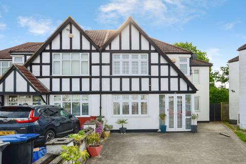 5 bed property, in Langham Gardens, £870,000