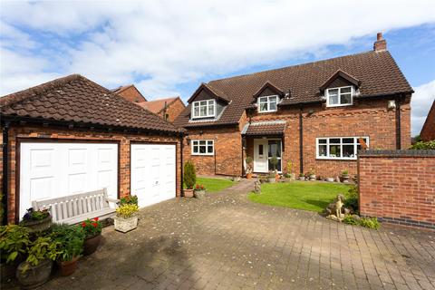 4 bed property, in Yew Tree Close, £745,000