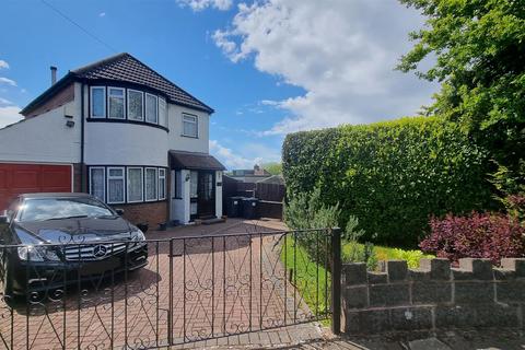 3 bed property, in Camford Grove, £310,000