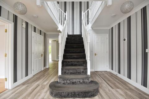 5 bed property, in Pearmains, £750,000