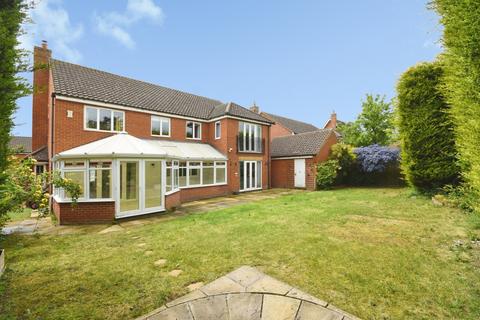 5 bed property, in Pearmains, £750,000