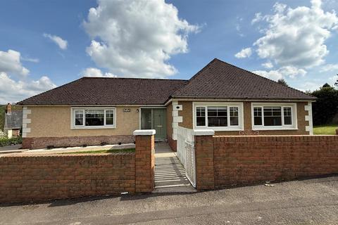 3 bed property, in Manor Road, £350,000