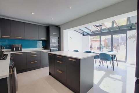 3 bed property, in BEAUFORT AVENUE, £385,000