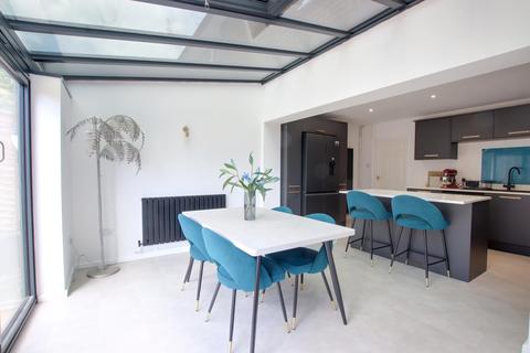 3 bed property, in BEAUFORT AVENUE, £365,000