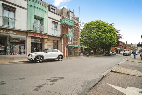 2 bed property, in Trinity Street, £165,000