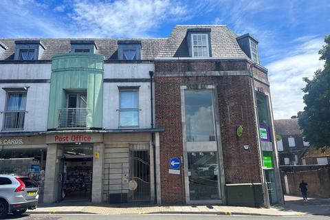 2 bed property, in Trinity Street, £155,000