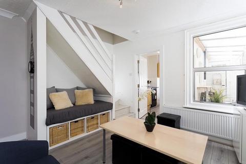 3 bed property, in Claremont Place, £250,000