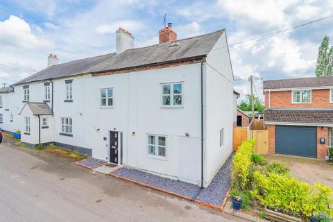 3 bed property, in Old Woods, £460,000