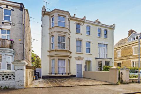 5 bed property, in North Avenue, £505,000