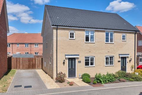 2 bed property, in Bluebell Way, £280,000