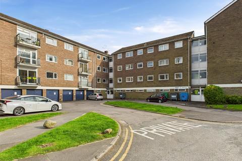 2 bed property, in Ladies Spring Drive, £160,000